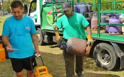 LUIS GUILLÓN: EL MUNICIPIO REALIZÓ UN OPERATIVO DE RECARGA DE GARRAFAS A PRECIO ECONÓMICO EN EL BARRIO PARISH ROBERTSON
