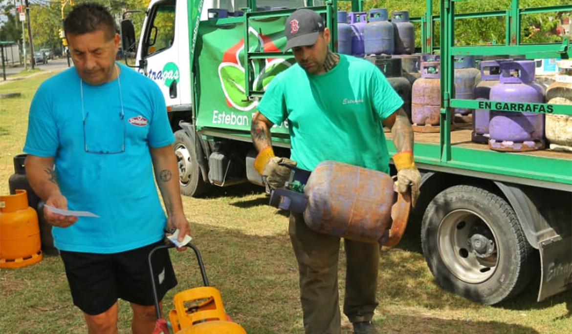 LUIS GUILLÓN: EL MUNICIPIO REALIZÓ UN OPERATIVO DE RECARGA DE GARRAFAS A PRECIO ECONÓMICO EN EL BARRIO PARISH ROBERTSON