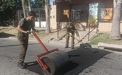 CONTINÚAN LAS OBRAS DE BACHEO PARA MEJORAR LA SEGURIDAD VIAL EN EL JAGÜEL