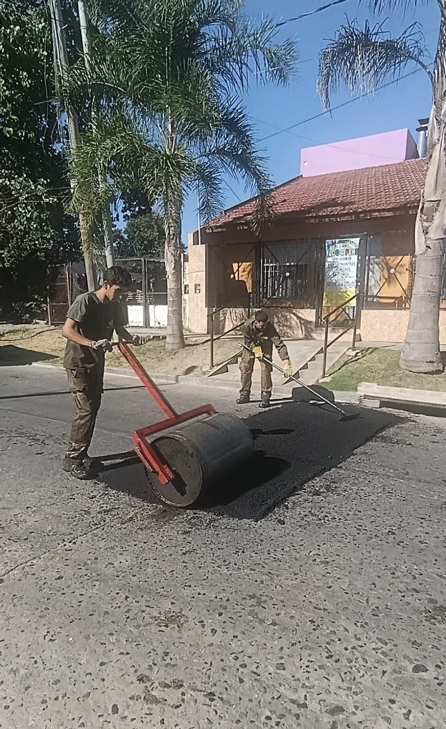 CONTINÚAN LAS OBRAS DE BACHEO PARA MEJORAR LA SEGURIDAD VIAL EN EL JAGÜEL