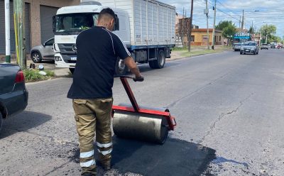 MONTE GRANDE: CONTINÚAN LAS OBRAS DE BACHEO PARA MEJORAR LA SEGURIDAD VIAL