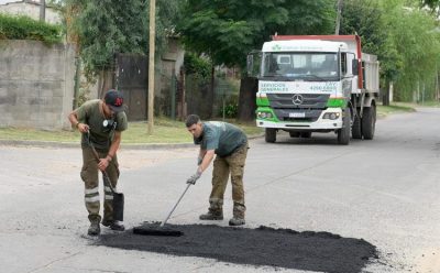 MONTE GRANDE: CONTINÚAN LOS TRABAJOS DE BACHEO EN CALLES Y AVENIDAS 
