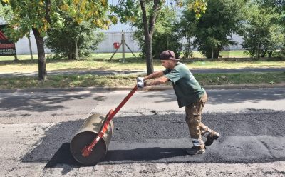 EL MUNICIPIO AVANZA CON LOS TRABAJOS DE BACHEO EN MONTE GRANDE