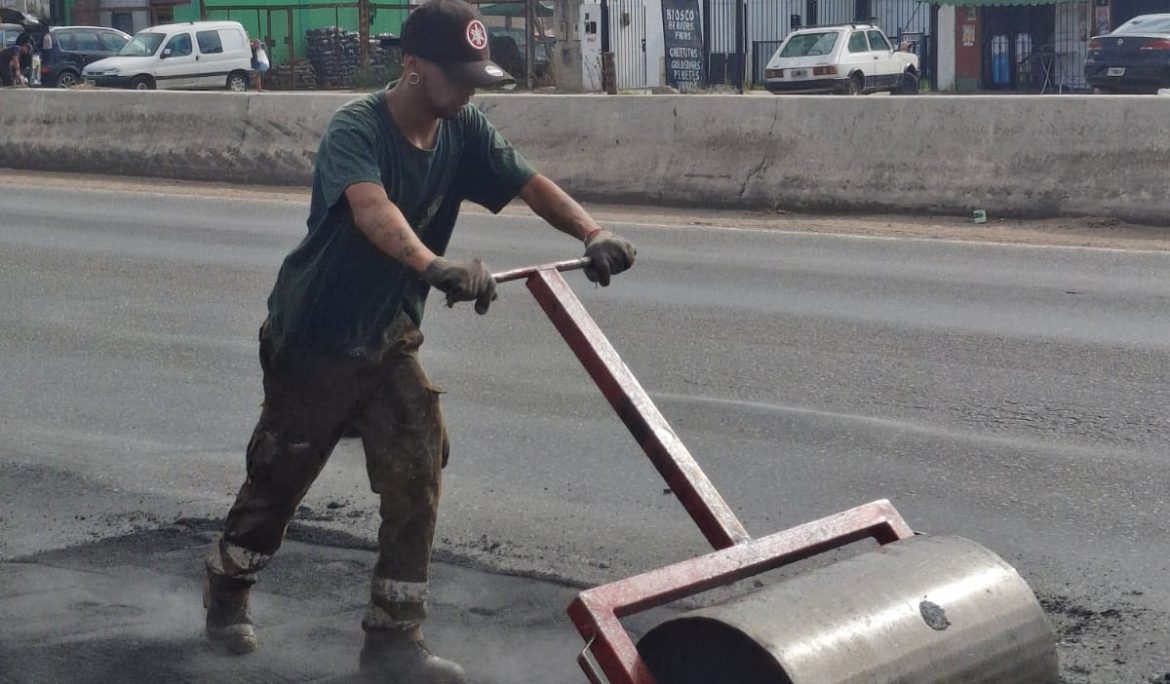 9 DE ABRIL: OBRAS DE BACHEO CON ASFALTO CALIENTE SOBRE RUTA 4