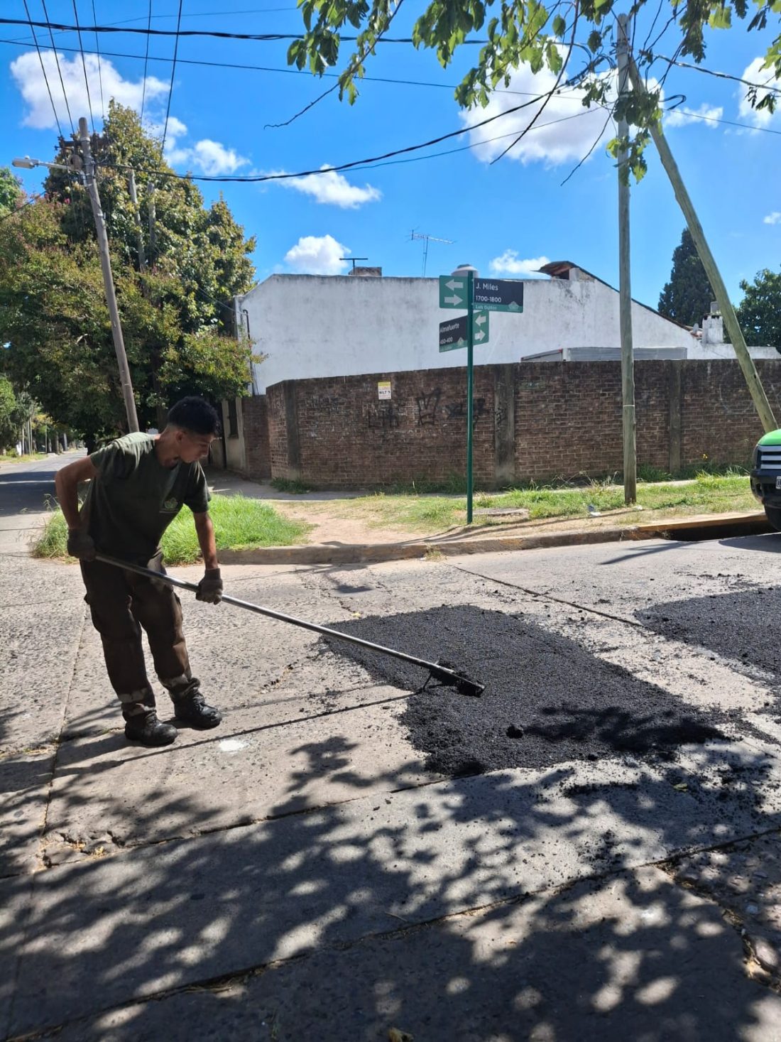 AVANZAN LOS TRABAJOS DE BACHEO EN LUIS GUILLÓN