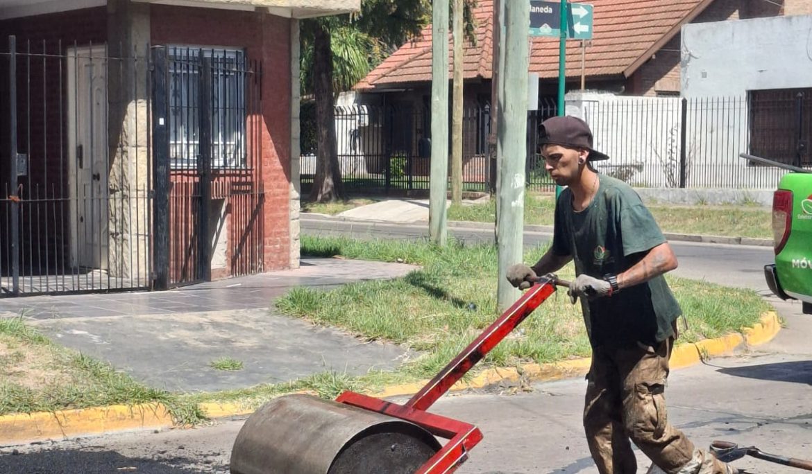 MONTE GRANDE: NUEVAS OBRAS DE BACHEO CON ASFALTO CALIENTE