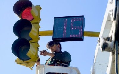 CONTINÚA LA INSTALACIÓN DE CONTADORES DE TIEMPO EN SEMÁFOROS DEL DISTRITO