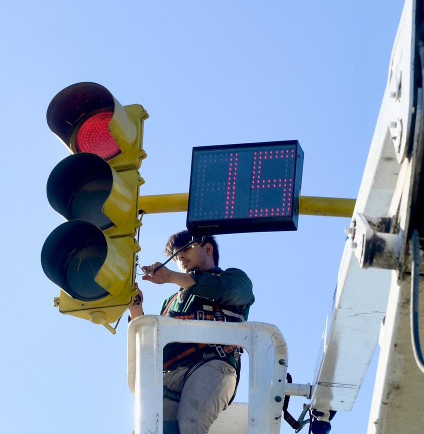 CONTINÚA LA INSTALACIÓN DE CONTADORES DE TIEMPO EN SEMÁFOROS DEL DISTRITO