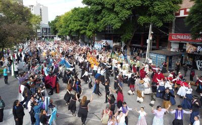 113 AÑOS DE ESTEBAN ECHEVERRÍA: AGRUPACIONES DE DANZAS FOLKLÓRICAS LOCALES PROTAGONIZARON EL DESFILE POR EL ANIVERSARIO DEL DISTRITO