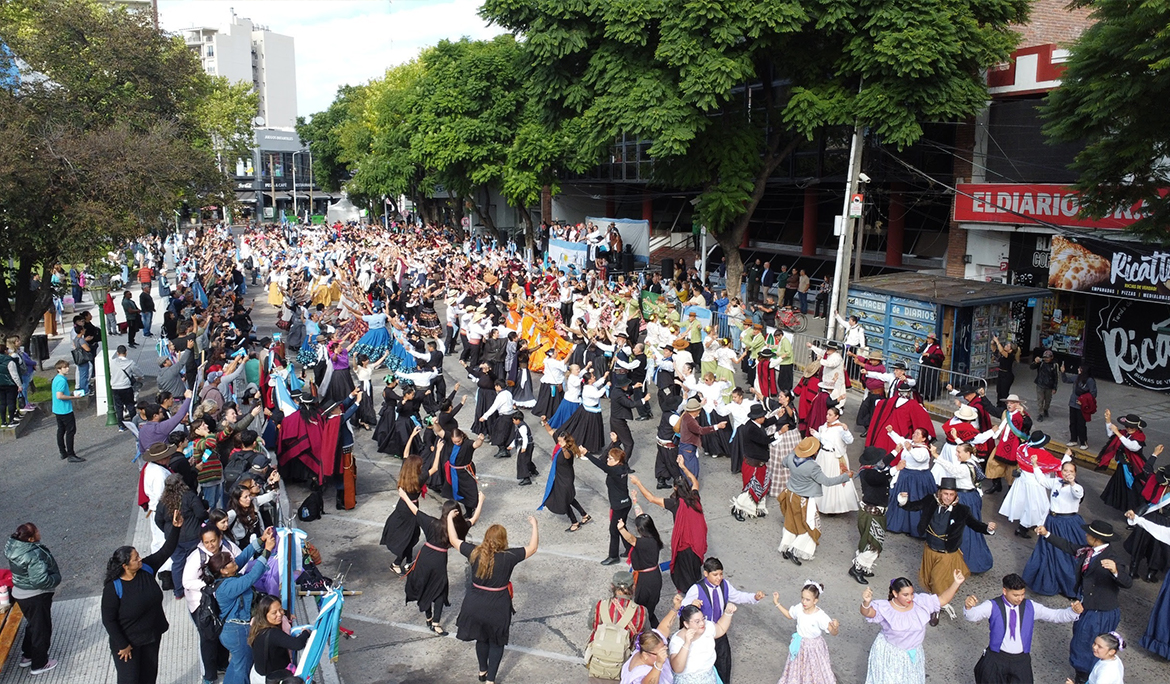 113 AÑOS DE ESTEBAN ECHEVERRÍA: AGRUPACIONES DE DANZAS FOLKLÓRICAS LOCALES PROTAGONIZARON EL DESFILE POR EL ANIVERSARIO DEL DISTRITO