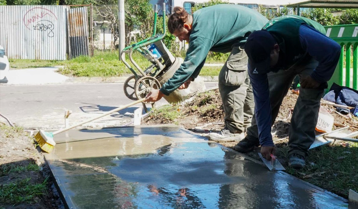 AVANZA LA CONSTRUCCIÓN DE RAMPAS PARA MEJORAR LA CIRCULACIÓN PEATONAL EN MONTE GRANDE