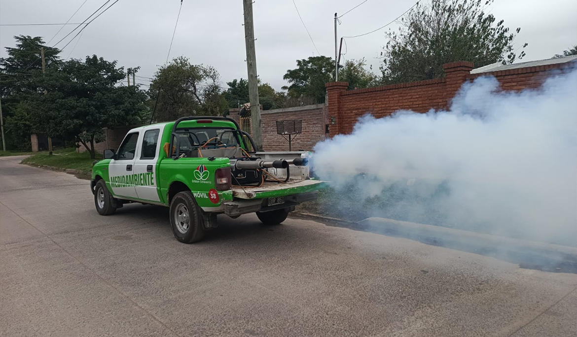 CONTINÚAN LOS OPERATIVOS DE FUMIGACIÓN EN BARRIOS DEL DISTRITO