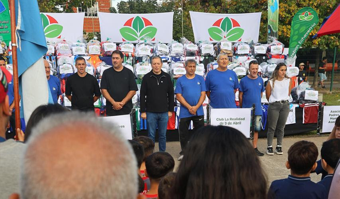 FERNANDO GRAY ENTREGÓ CAMISETAS A EQUIPOS QUE INTEGRAN LA FEFIJEE Y PARTICIPÓ DE LA CEREMONIA DE APERTURA DEL TORNEO LUCIO “CHINO” HIGUERAS