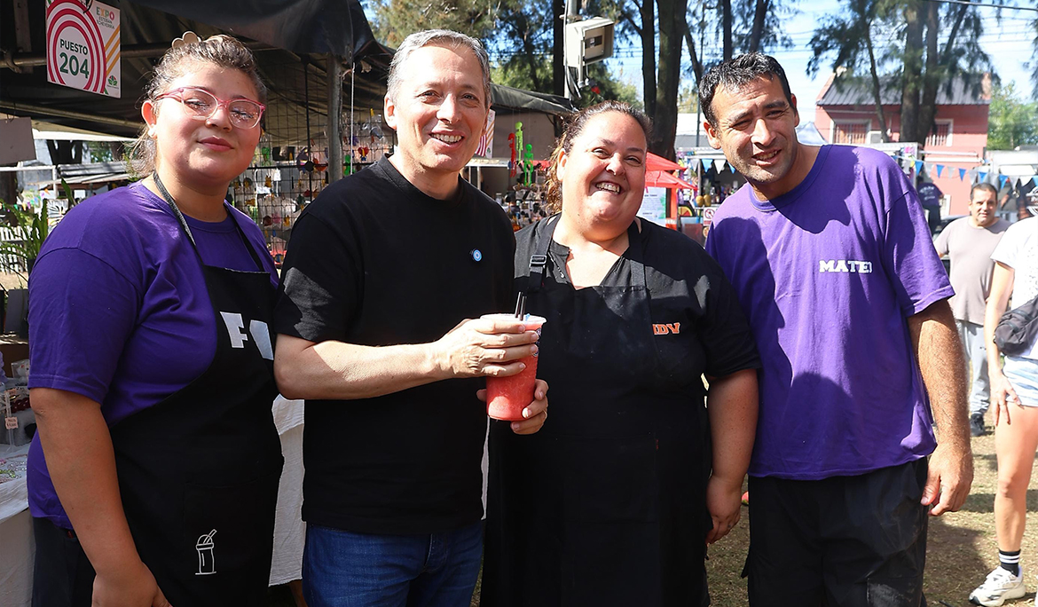 FERNANDO GRAY RECORRIÓ STANDS DE EMPRENDIMIENTOS LOCALES EN LA EXPO ESTEBAN ECHEVERRÍA