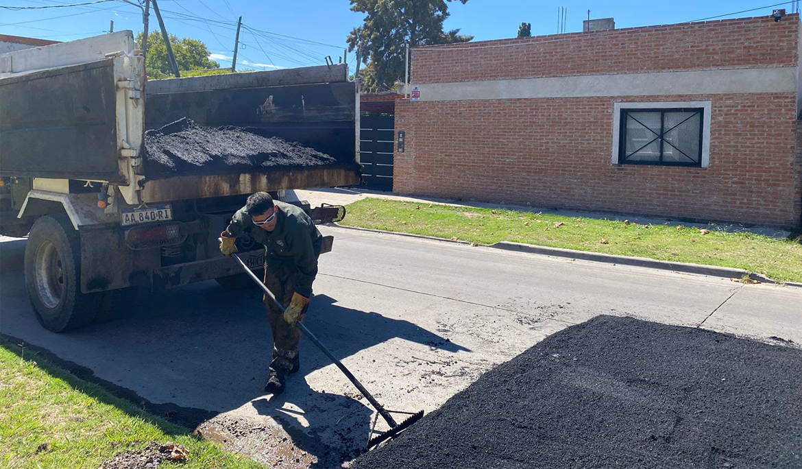 MONTE GRANDE: NUEVAS OBRAS DE BACHEO CON ASFALTO CALIENTE