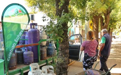 MONTE GRANDE SUR: EL MUNICIPIO REALIZÓ UN OPERATIVO DE RECARGA DE GARRAFAS A BAJO COSTO EN EL BARRIO LA PAZ