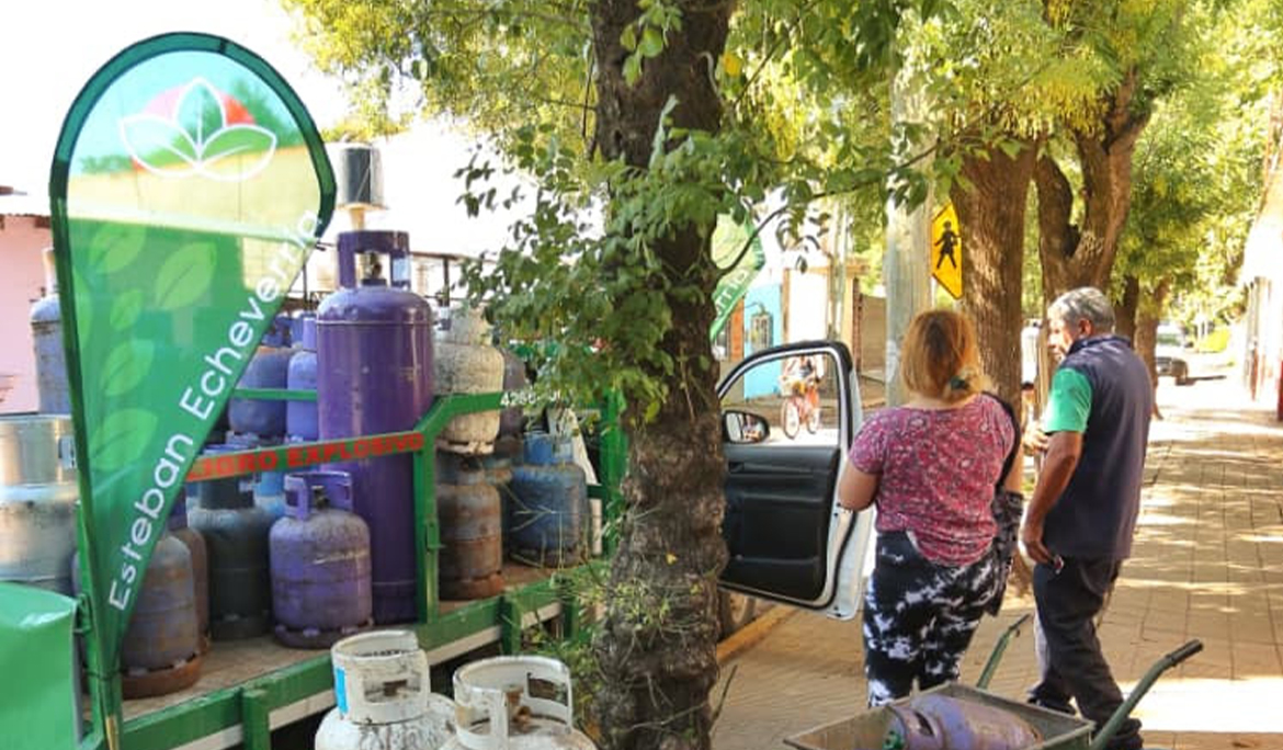 MONTE GRANDE SUR: EL MUNICIPIO REALIZÓ UN OPERATIVO DE RECARGA DE GARRAFAS A BAJO COSTO EN EL BARRIO LA PAZ