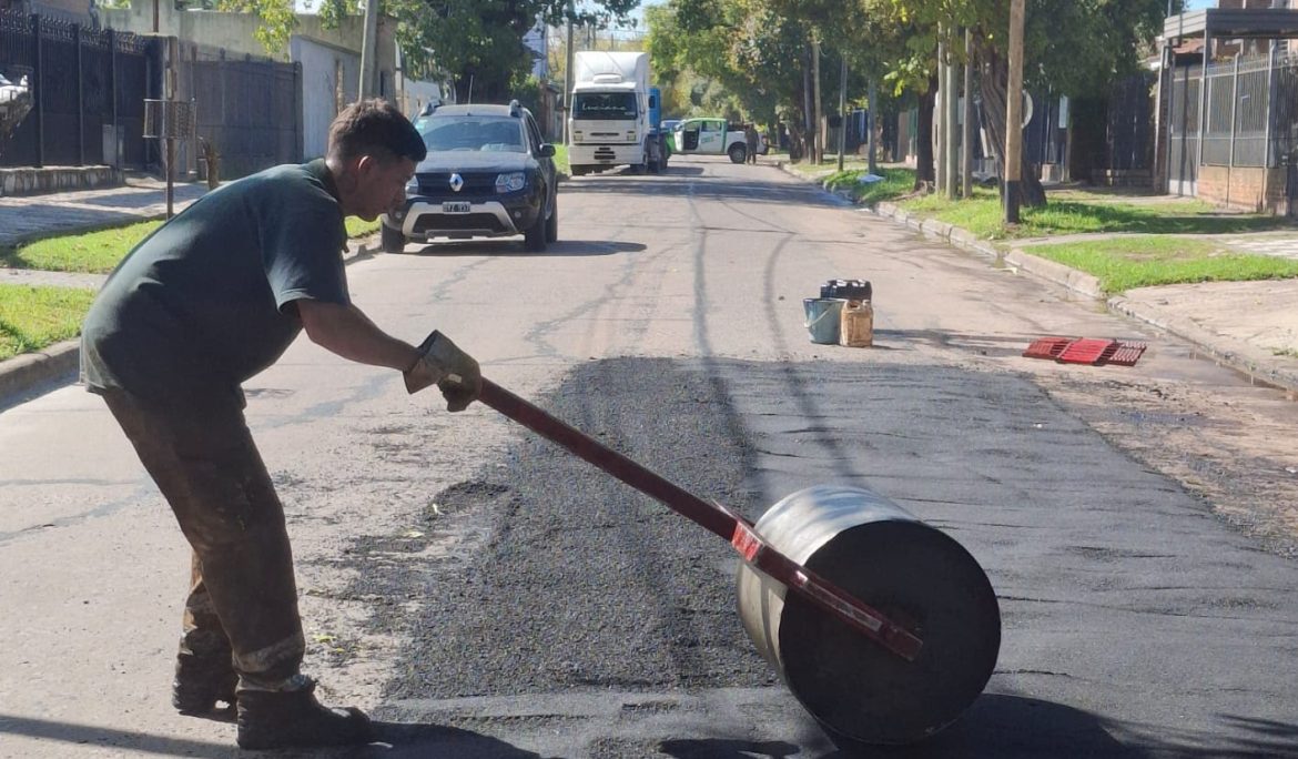 CONTINÚAN LOS TRABAJOS DE BACHEO EN MONTE GRANDE
