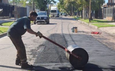 CONTINÚAN LOS TRABAJOS DE BACHEO EN MONTE GRANDE