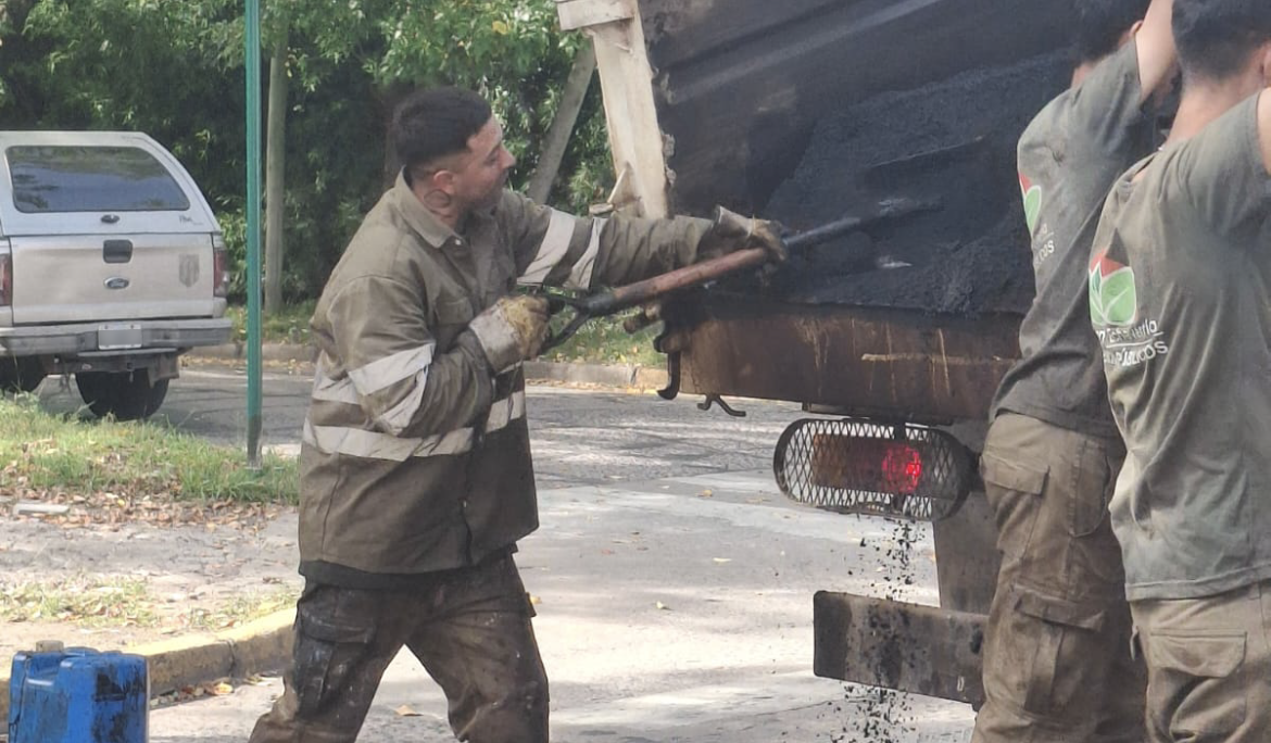 MONTE GRANDE: CONTINÚAN LOS TRABAJOS DE BACHEO