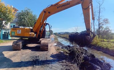 9 DE ABRIL: EL MUNICIPIO AVANZA CON LAS TAREAS DE LIMPIEZA DE ARROYOS  