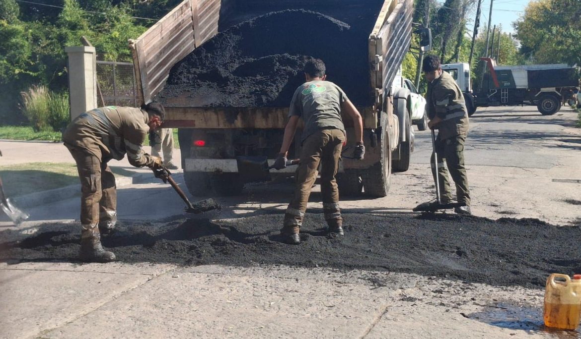 MONTE GRANDE: CONTINÚAN LOS TRABAJOS DE BACHEO