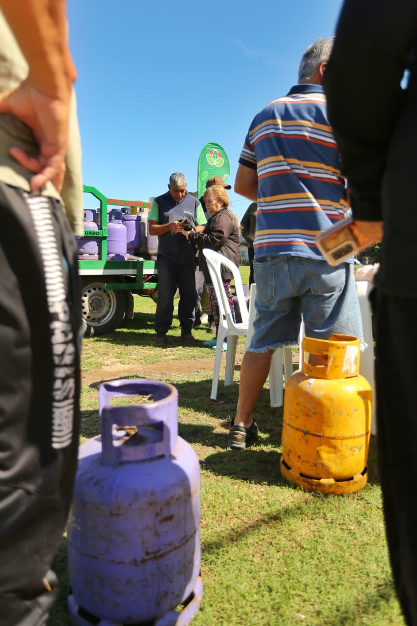 LUIS GUILLÓN: EL MUNICIPIO REALIZÓ UN OPERATIVO DE RECARGA DE GARRAFAS EN EL BARRIO PARISH ROBERTSON