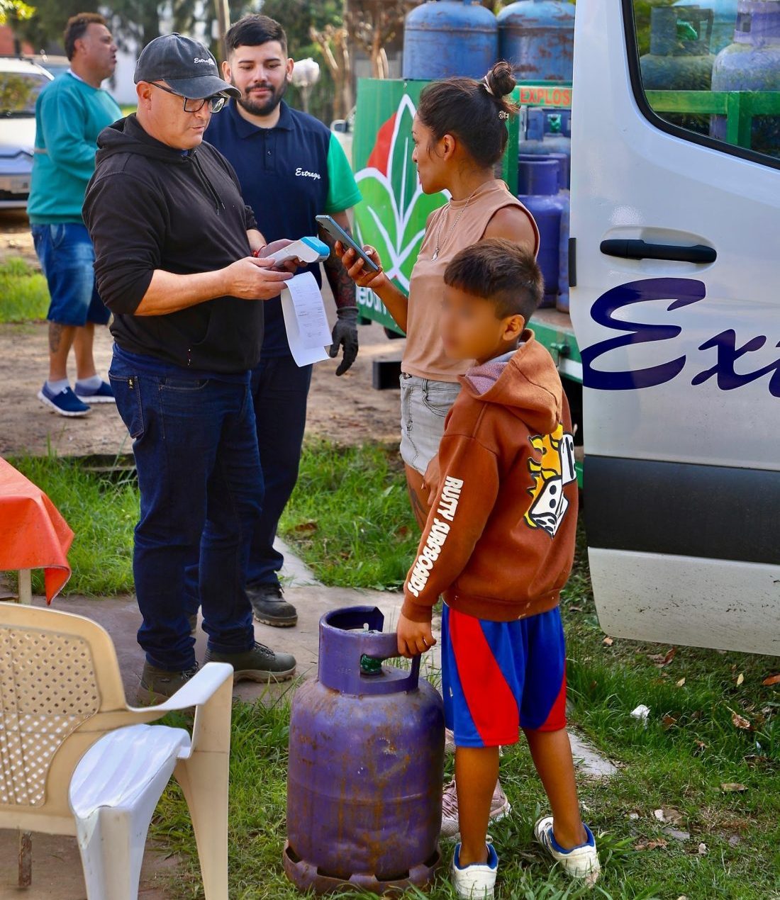MONTE GRANDE SUR: OPERATIVO DE RECARGA DE GARRAFAS A BAJO COSTO EN BARRIO GRANDE