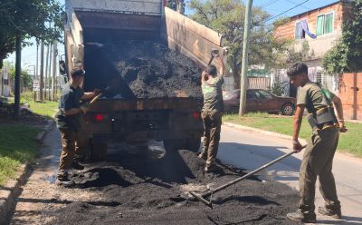NUEVAS OBRAS DE BACHEO CON ASFALTO CALIENTE EN DISTINTOS PUNTOS DE 9 DE ABRIL