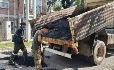 CONTINÚAN LOS TRABAJOS DE BACHEO EN LUIS GUILLÓN