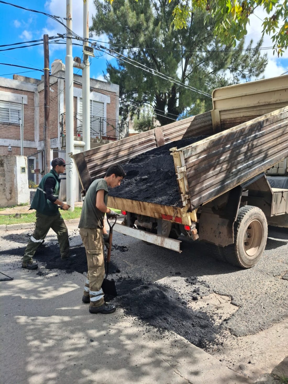 CONTINÚAN LOS TRABAJOS DE BACHEO EN LUIS GUILLÓN