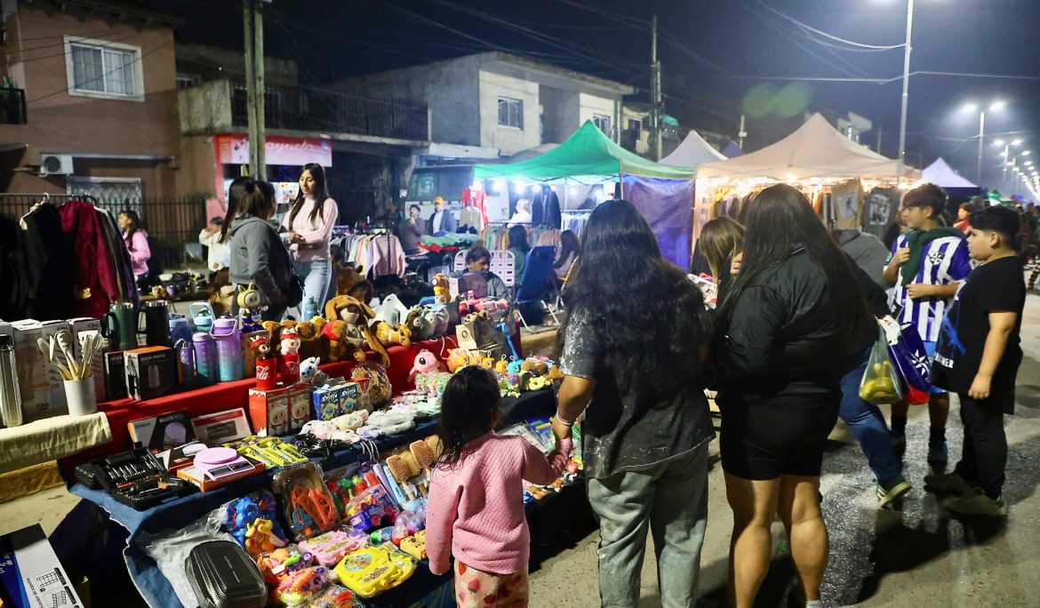 9 DE ABRIL: VECINAS Y VECINOS RECORRIERONEL PASEO DE COMPRAS PEATONAL DE LA AVENIDA OLIVER