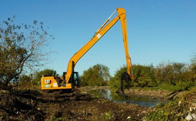 EL MUNICIPIO REALIZA TAREAS DE LIMPIEZA Y SANEAMIENTO EN EL ARROYO ORTEGA