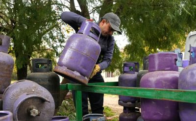 EL MUNICIPIO REALIZÓ UN OPERATIVO DE RECARGA DE GARRAFAS A PRECIO ACCESIBLE EN EL JAGÜEL