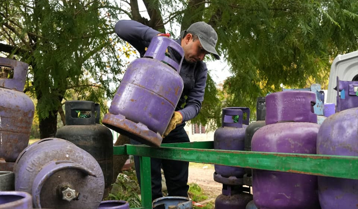EL MUNICIPIO REALIZÓ UN OPERATIVO DE RECARGA DE GARRAFAS A PRECIO ACCESIBLE EN EL JAGÜEL