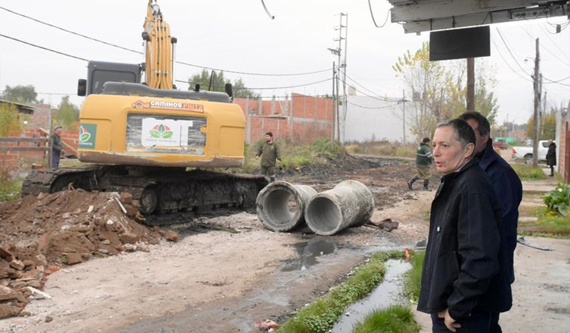FERNANDO GRAY SUPERVISÓ LOS TRABAJOS DE LIMPIEZA DEL CANAL FIAMBALÁ EN 9 DE ABRIL
