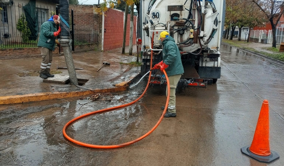 LOS EQUIPOS DEL MUNICIPIO DE ESTEBAN ECHEVERRÍA INTENSIFICARON LAS TAREAS DE LIMPIEZA Y DESOBSTRUCCIÓN TRAS EL TEMPORAL DE LLUVIA Y VIENTO