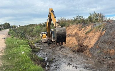 TAREAS DE DRAGADO PARA MEJORAR EL ESCURRIMIENTO DEL AGUA EN EL BARRIO MALVINAS