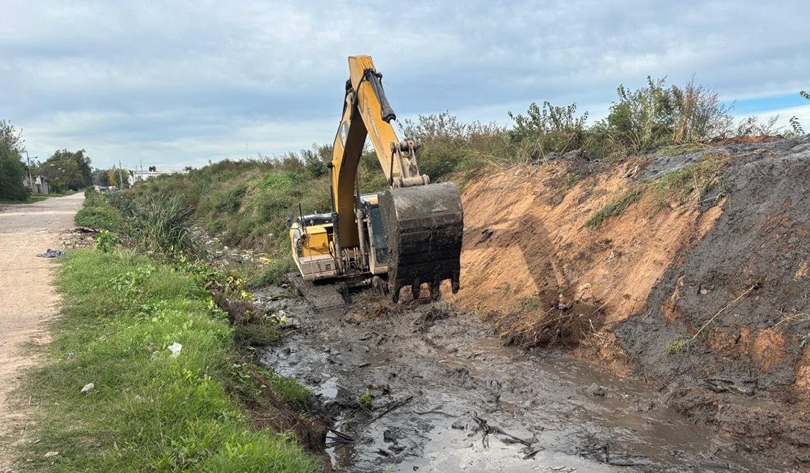 TAREAS DE DRAGADO PARA MEJORAR EL ESCURRIMIENTO DEL AGUA EN EL BARRIO MALVINAS
