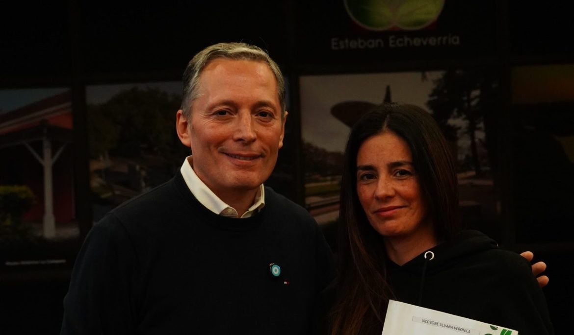 FERNANDO GRAY ENTREGÓ ACTAS DE BIEN DE FAMILIA A VECINAS Y VECINOS DEL DISTRITO