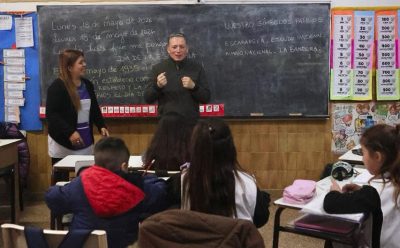 EL JAGÜEL: FERNANDO GRAY VISITÓ LA ESCUELA PRIMARIA Nº 53 Y DESCUBRIÓ UNA PLACA CONMEMORATIVA