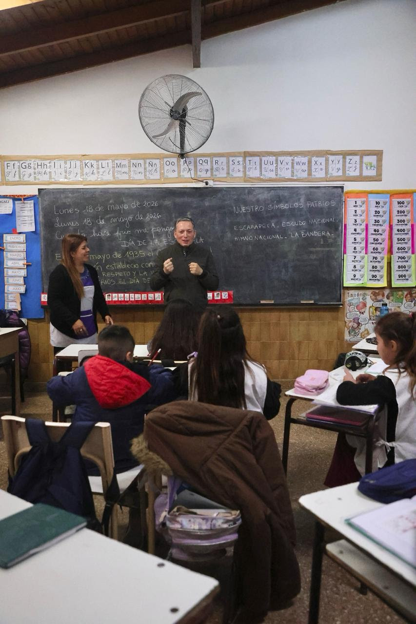 EL JAGÜEL: FERNANDO GRAY VISITÓ LA ESCUELA PRIMARIA Nº 53 Y DESCUBRIÓ UNA PLACA CONMEMORATIVA
