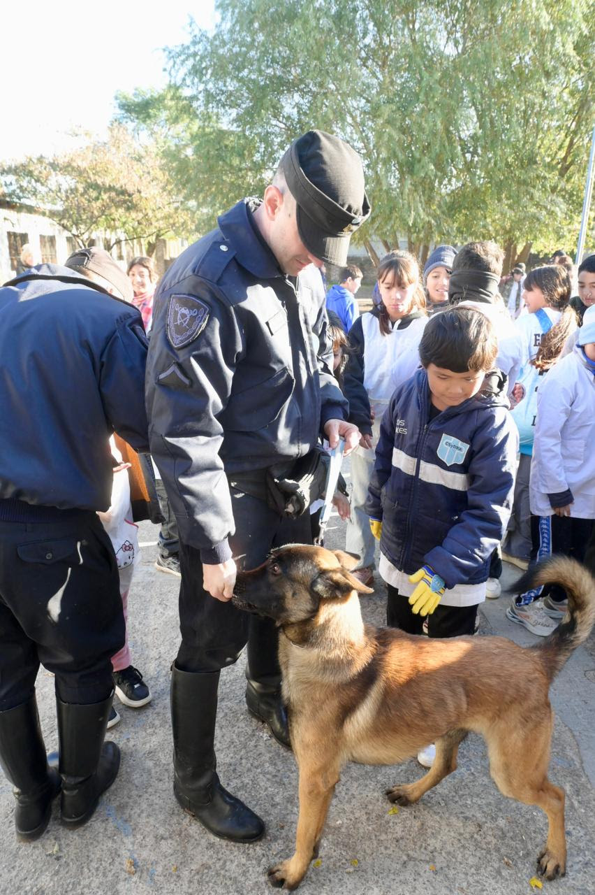 LA SECCIÓN DE CANES DE LA POLICÍA FEDERAL REALIZÓ UNA JORNADA EDUCATIVA EN LA ESCUELA PRIMARIA N° 51 DE EL JAGÜEL