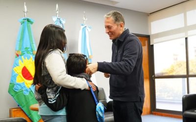 FERNANDO GRAY SE REUNIÓ CON LA FAMILIA DE YUTHIEL ROBLEDO, UN NIÑO QUE SERÁ OPERADO DE UN OJO