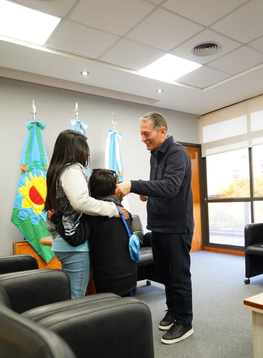 FERNANDO GRAY SE REUNIÓ CON LA FAMILIA DE YUTHIEL ROBLEDO, UN NIÑO QUE SERÁ OPERADO DE UN OJO