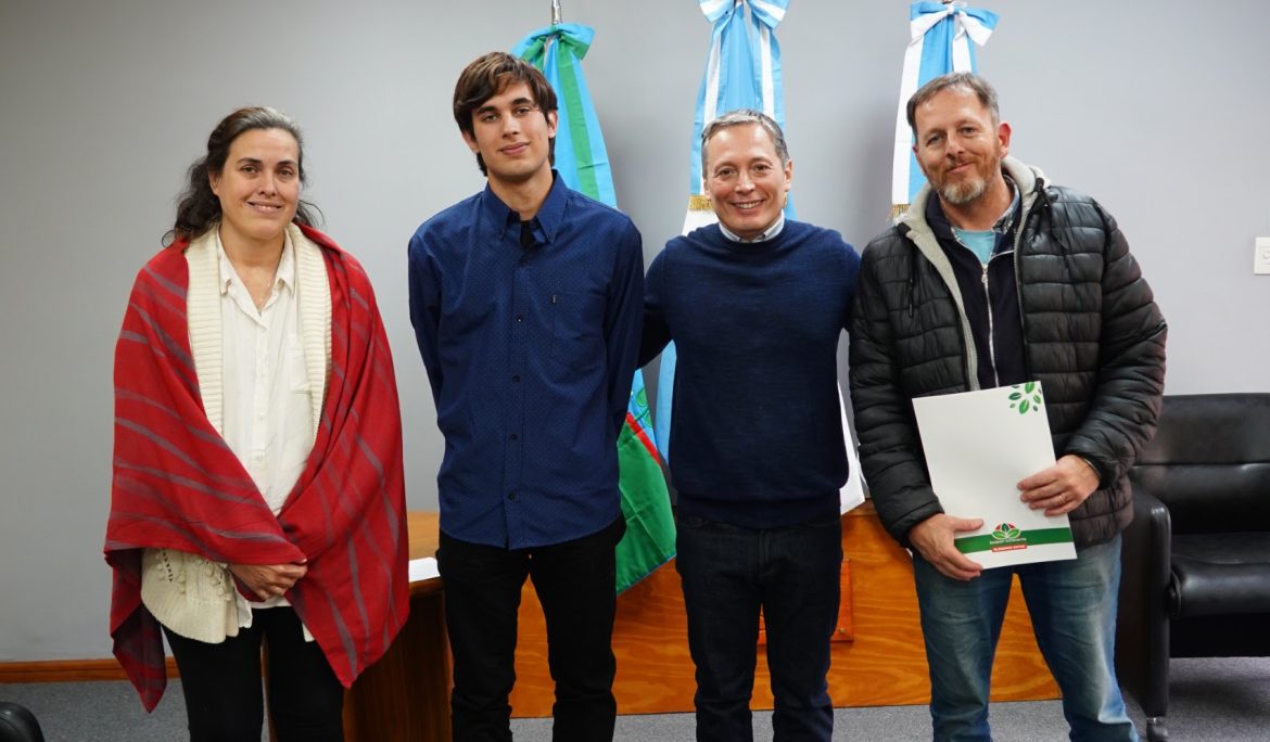 FERNANDO GRAY ENTREGÓ UN SUBSIDIO A UN ESTUDIANTE DE MONTE GRANDE PARA VIAJAR A TANZANIA CON UNA BECA INTERNACIONAL