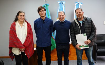 FERNANDO GRAY ENTREGÓ UN SUBSIDIO A UN ESTUDIANTE DE MONTE GRANDE PARA VIAJAR A TANZANIA CON UNA BECA INTERNACIONAL