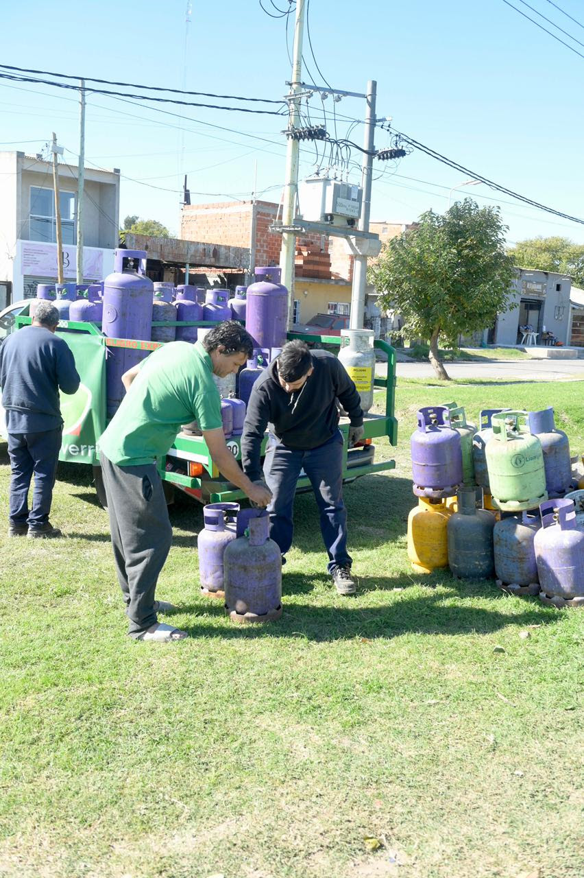 LUIS GUILLÓN: OPERATIVO DE RECARGA DE GARRAFASA PRECIO ACCESIBLE EN EL BARRIO PARISH ROBERTSON