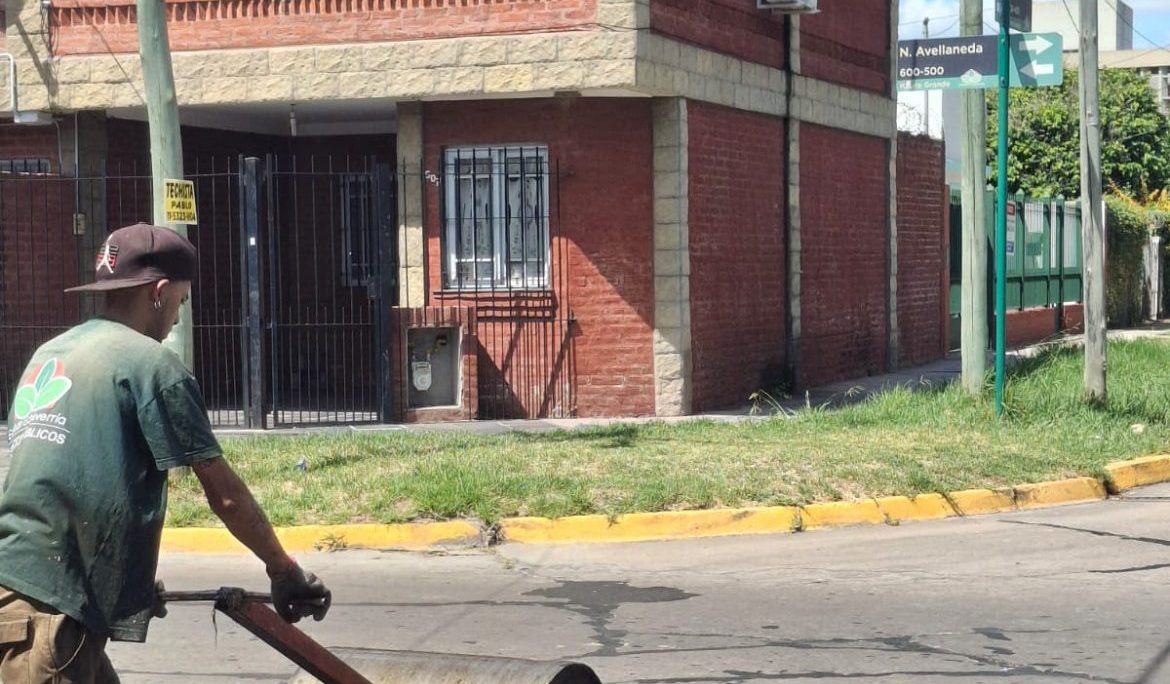 CONTINÚAN LOS TRABAJOS DE BACHEO EN MONTE GRANDE