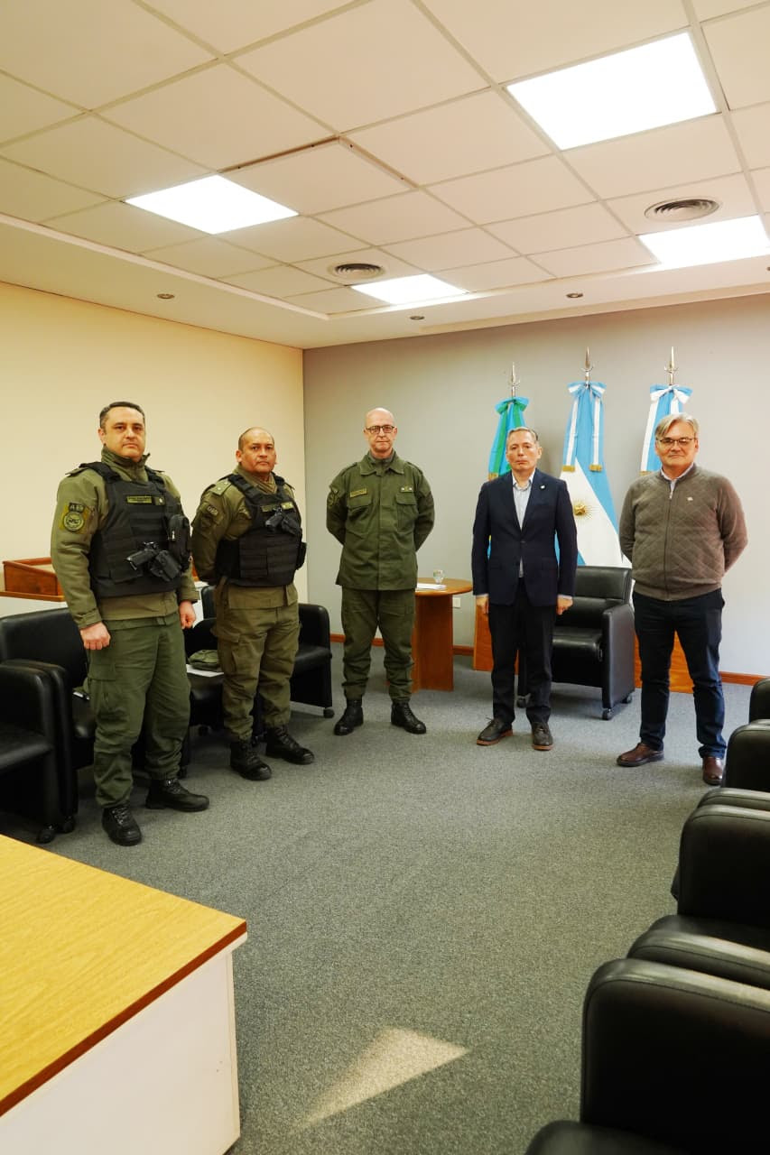 FERNANDO GRAY SE REUNIÓ CON LAS AUTORIDADES DE GENDARMERÍA NACIONAL PARA COORDINAR ACCIONES DE SEGURIDAD EN EL DISTRITO